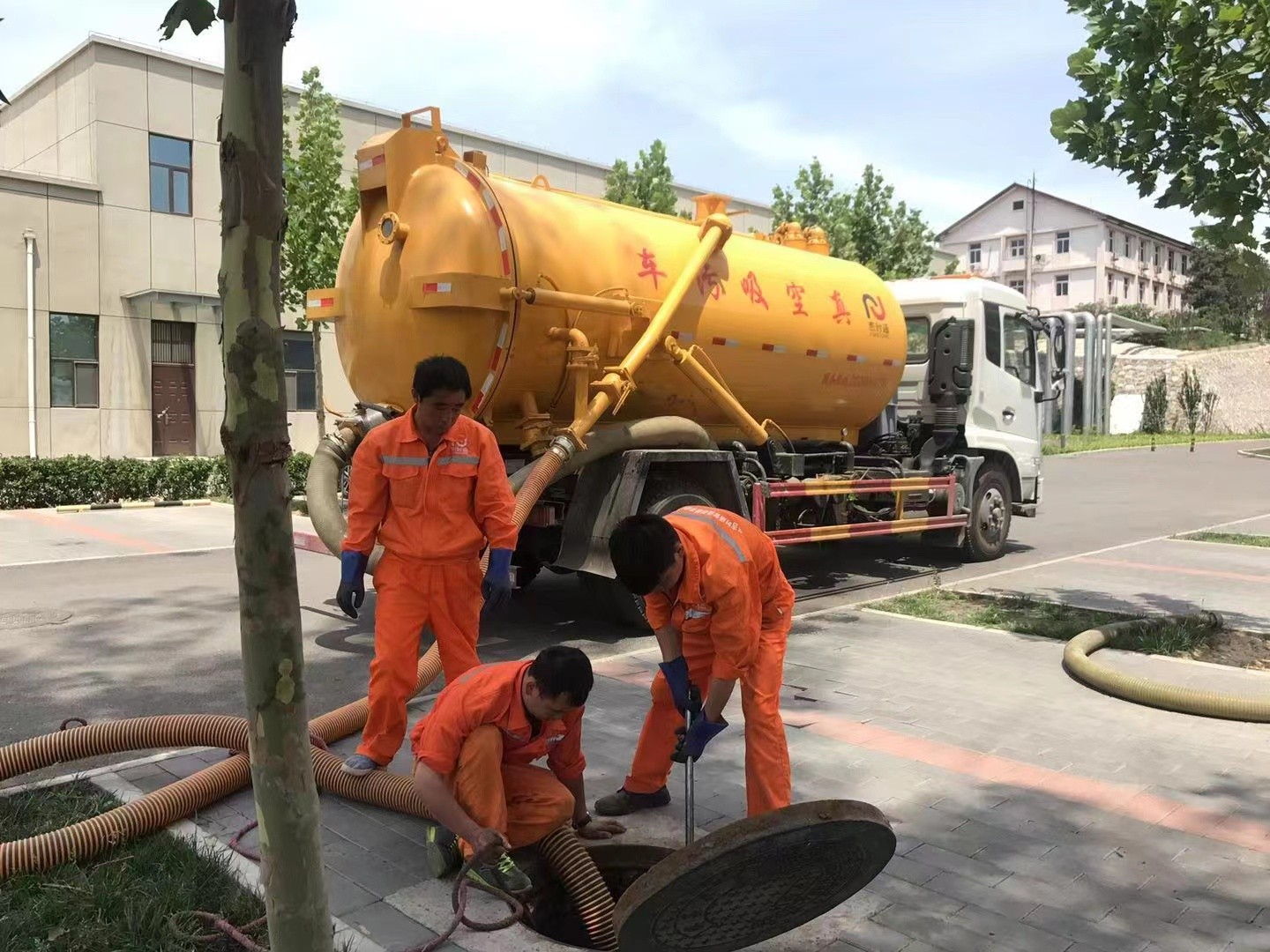 江油管道疏通车停在窨井附近