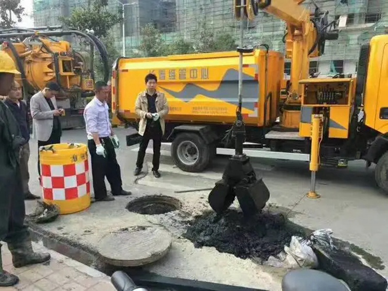 江油街道：网格员化身“清道夫”，为民解忧疏通“堵心”化粪池